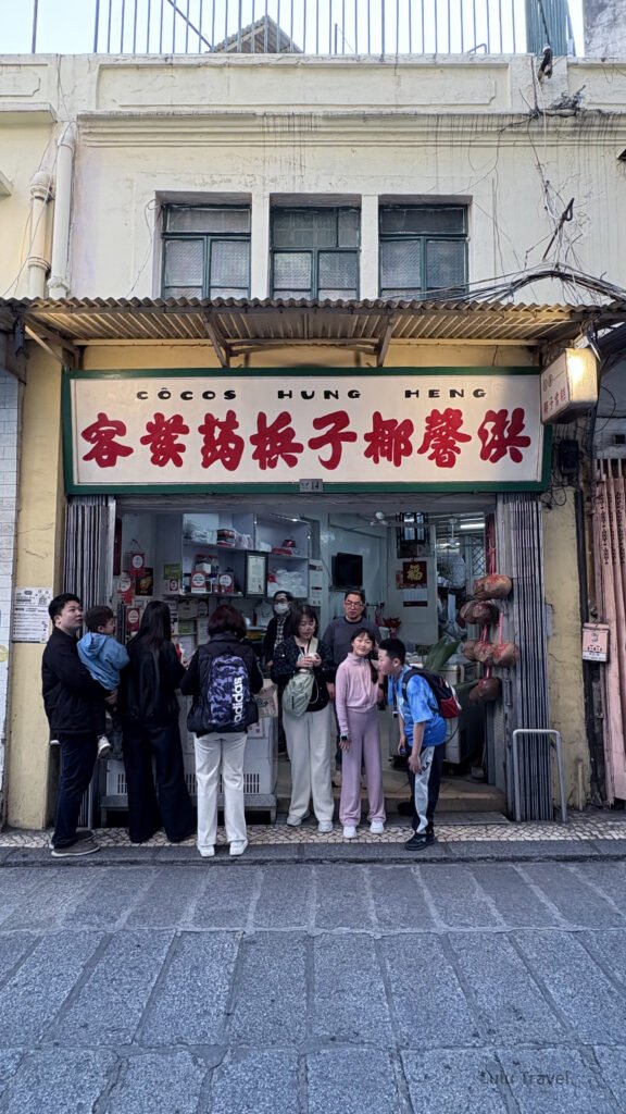 10+ Must-Eat Stalls in Macau: A No-Backtrack Food Route for 2 Days 1 Night 澳門老字號椰子冰店門口排隊人潮,傳統招牌與在地生活氣息
