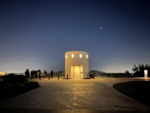 First Time in the US West Coast— Business Trip That Became a Road Trip 洛杉磯格里斐斯天文台(Griffith Observatory)夜晚景觀,簡約幾何結構的觀測塔在深藍夜色下發出柔和黃光,俯瞰城鎮燈火。
