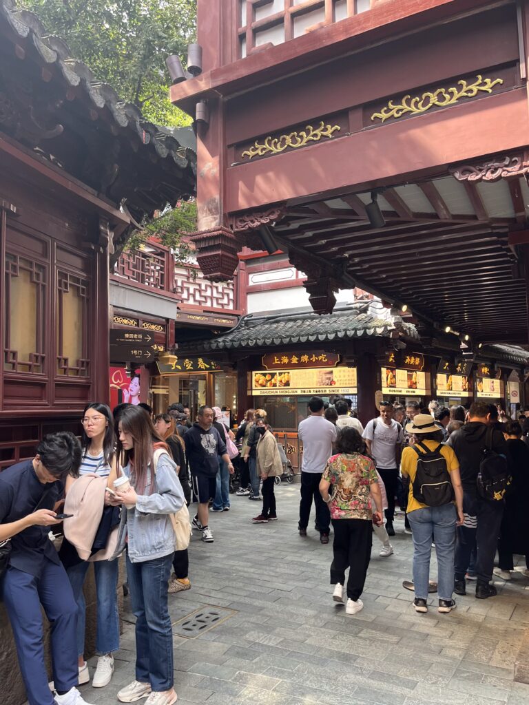 Shanghai City Walk — What I Got Wrong and What I'd Do Differently 上海豫園老街街景,傳統中式建築林立,遊客穿梭於石板路與商店之間,呈現老城區熱鬧的日常氛圍