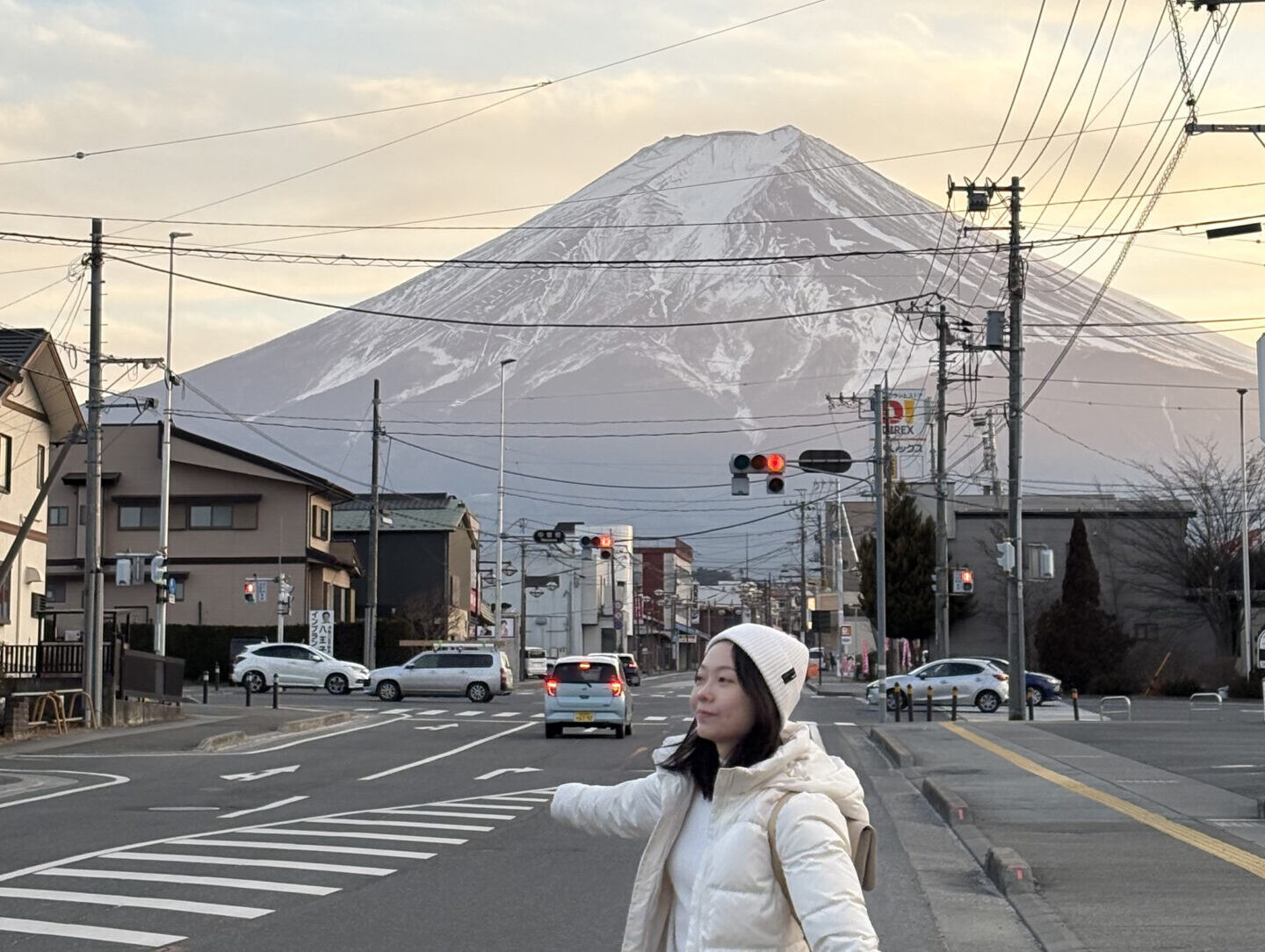 大眾運輸版富士山自由行|3 天 2 夜實走紀錄 河口湖市區街道遠眺富士山,日常生活感的富士山自由行風景