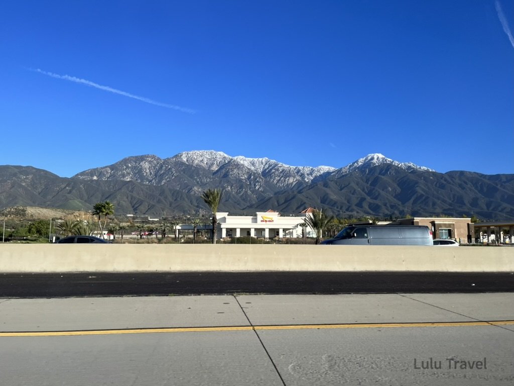 First Time in the US West Coast— Business Trip That Became a Road Trip 美國西部 66 號公路旁的荒漠地景,筆直的公路延伸至遠方的台地,象徵自由的公路旅行視覺。