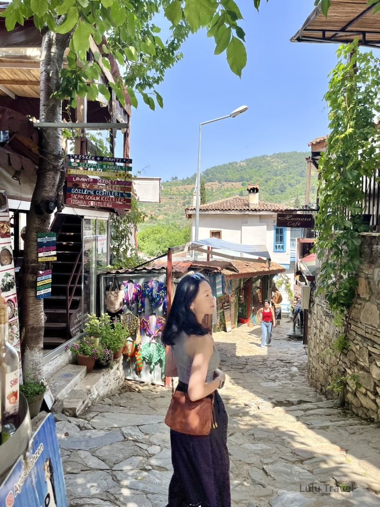 土耳其席林潔（Sirince）傳統山城石板路，兩旁充滿土耳其地毯、工藝品與藍眼睛的觀光小徑。
