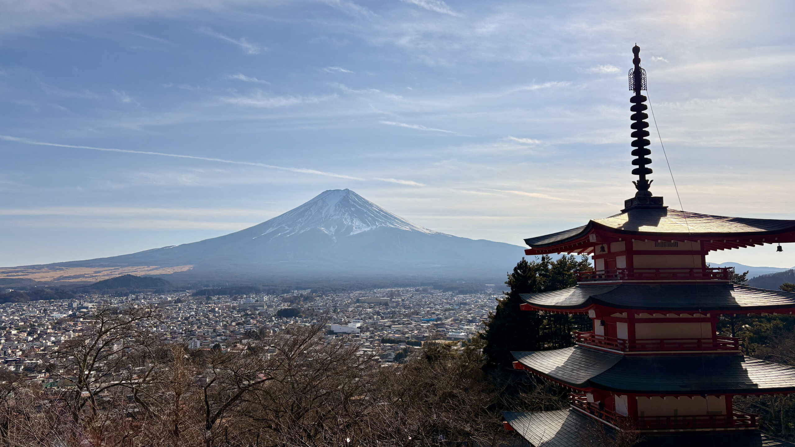 大眾運輸版富士山自由行|3 天 2 夜實走紀錄 新倉山淺間公園忠靈塔俯瞰河口湖市區與富士山,全景拍攝視角