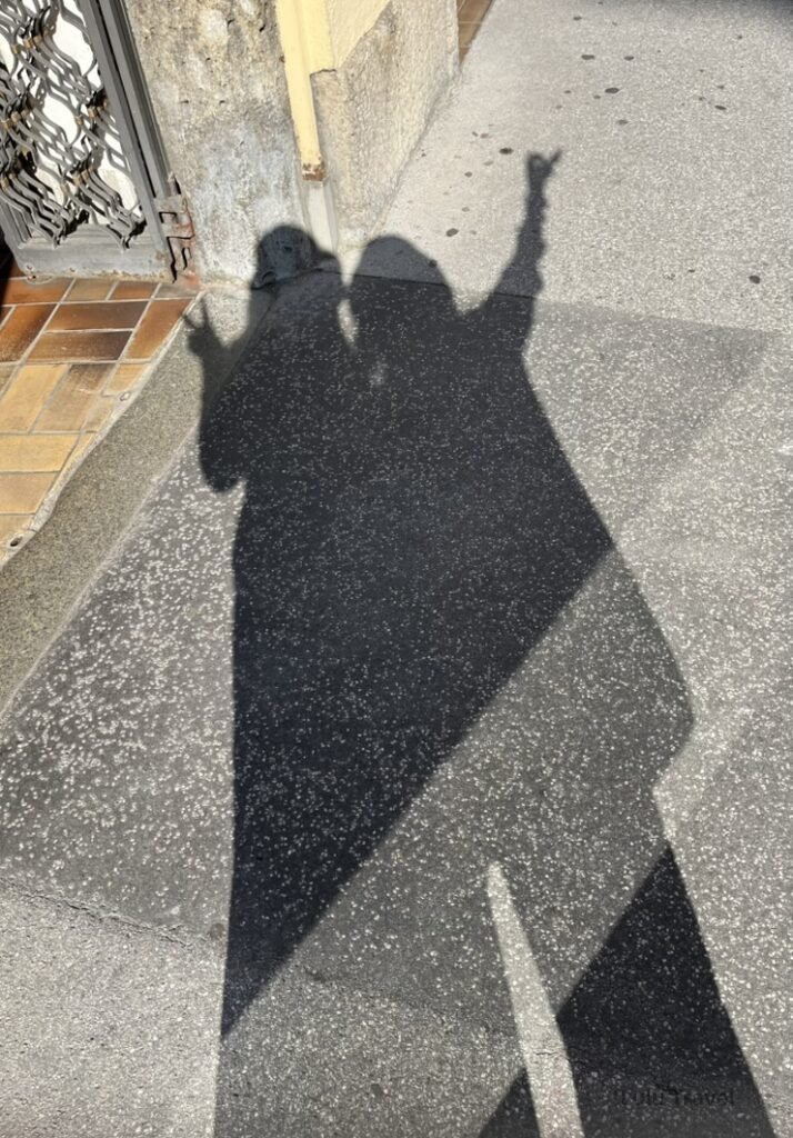 Traveling Europe with Elderly Family — Planning Logic and Honest Reflections 與長輩在奧地利薩爾斯堡街頭的影子合影,午後陽光下留下旅行的溫柔紀念