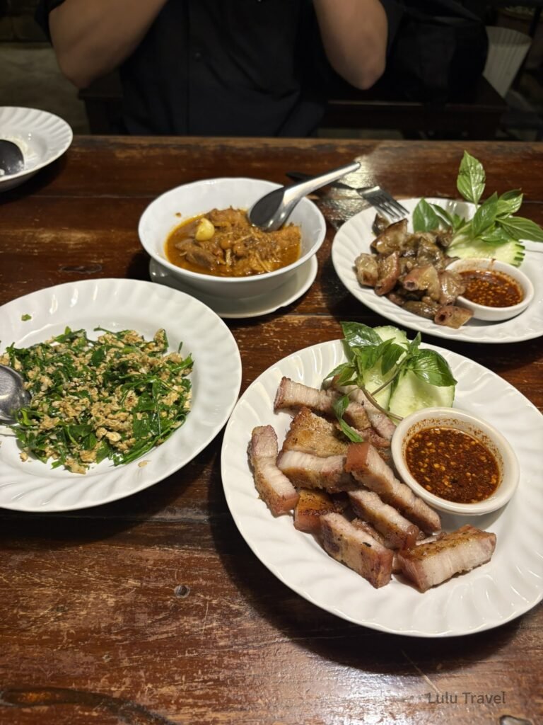 清邁 在地餐廳 Tong Tem Toh 北泰料理，多道分享菜色包含烤豬五花、香草涼拌菜與辣醬，呈現道地又熱鬧的清邁必吃美食文化