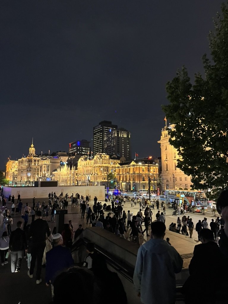 Shanghai City Walk — What I Got Wrong and What I'd Do Differently 上海外灘夜景,人潮聚集於黃浦江畔,對岸為燈光點亮的歷史歐式建築群,展現上海夜晚的城市節奏與經典天際線