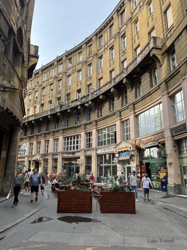 Traveling Europe with Elderly Family — Planning Logic and Honest Reflections 匈牙利布達佩斯市中心街景,弧形歷史建築圍繞廣場,遊客在街區活動