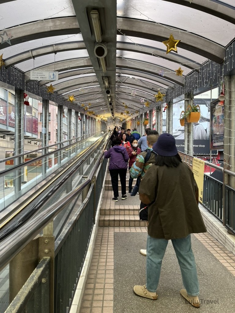 Hong Kong Trip Beyond the Surface: A Strategic 4-Day Itinerary 香港中環半山自動扶梯,行人搭乘世界最長戶外手扶梯系統穿梭於密集城市街區