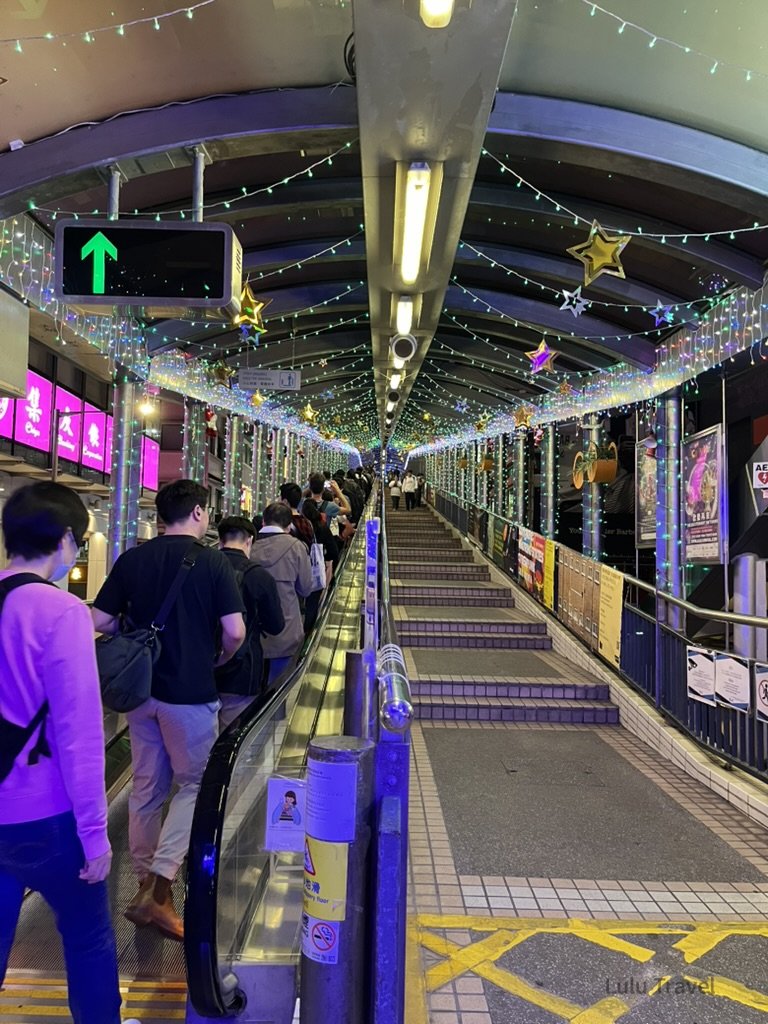 Hong Kong Trip Beyond the Surface: A Strategic 4-Day Itinerary 香港中環半山自動扶梯,行人搭乘世界最長戶外手扶梯系統穿梭於密集城市街區