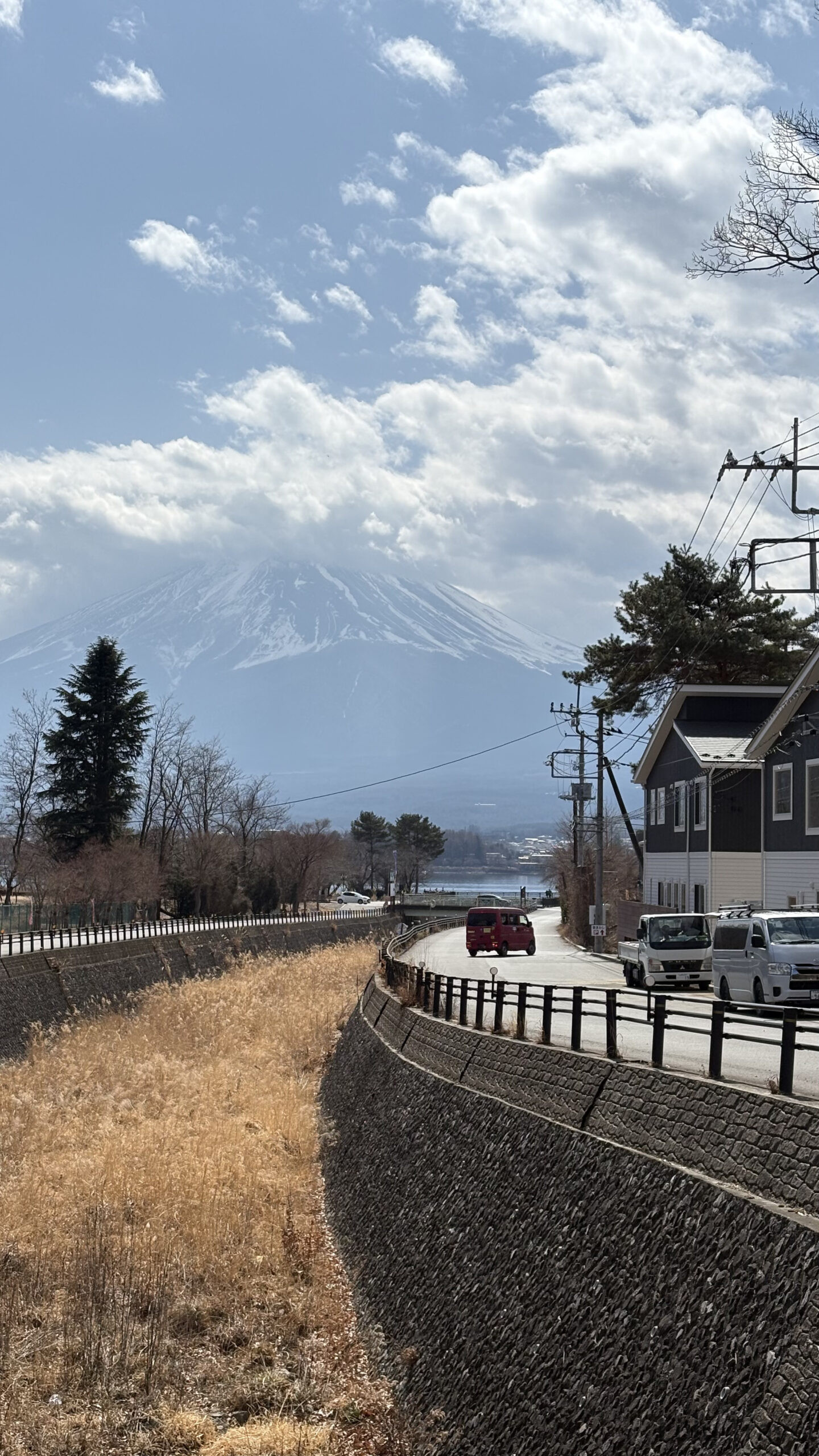 大眾運輸版富士山自由行|3 天 2 夜實走紀錄 河口湖郊區道路與富士山雪景,適合散步與拍照的自由行路線