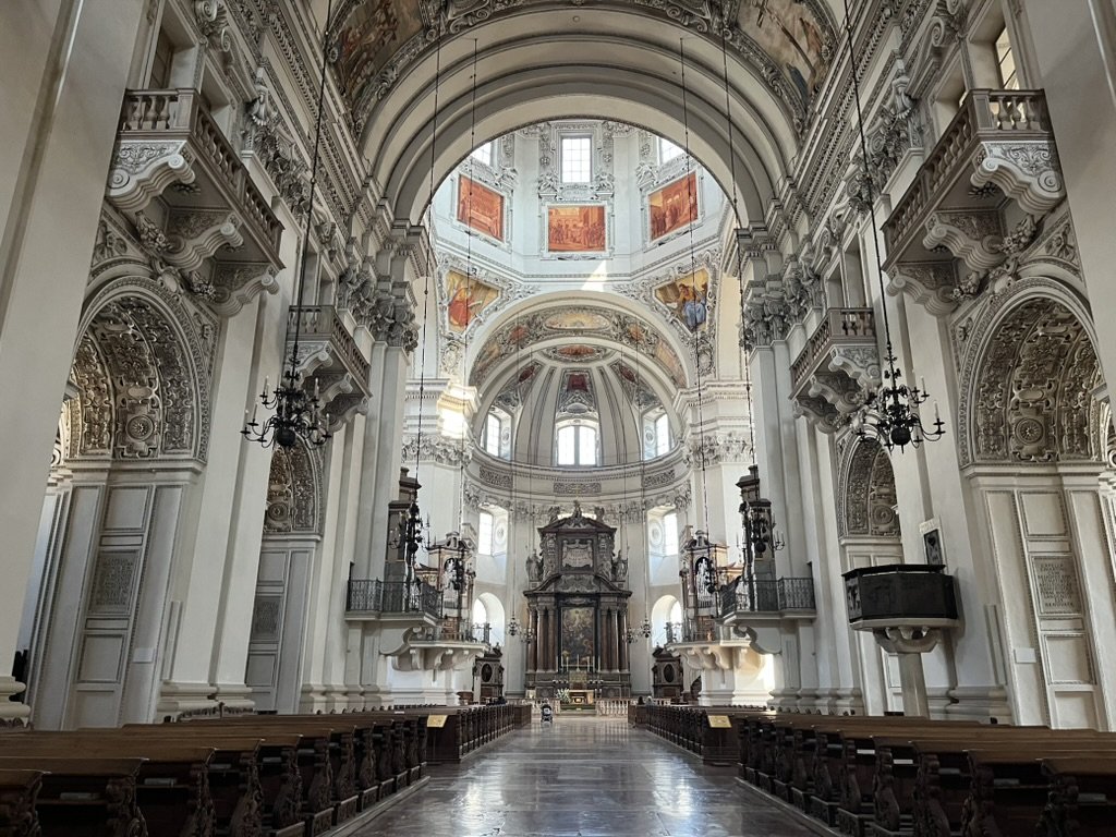 Traveling Europe with Elderly Family — Planning Logic and Honest Reflections 奧地利薩爾斯堡主教座堂內部景觀,巴洛克風格拱頂與祭壇構成莊嚴對稱的教堂空間