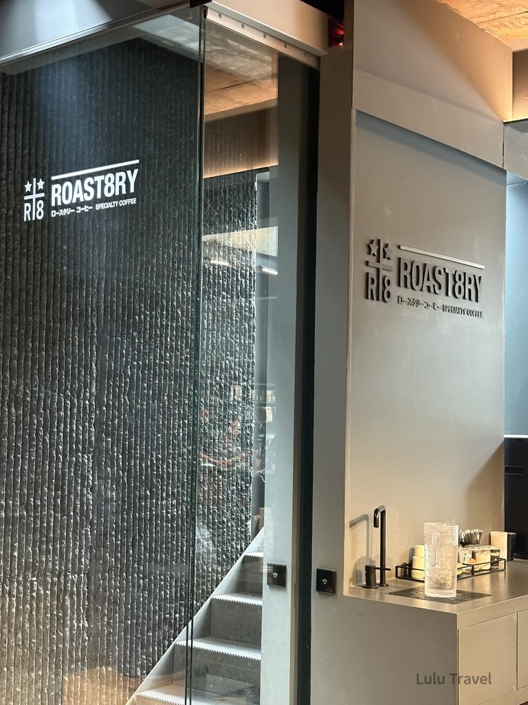 清邁 咖啡廳 ROAST8RY 外觀與室內吧台設計，極簡工業風空間搭配手沖咖啡設備，是清邁知名精品咖啡與設計系咖啡館