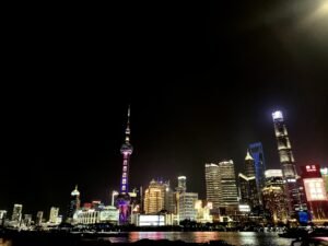 上海外灘夜景與陸家嘴天際線，東方明珠塔、上海中心大廈等地標在夜晚燈光下的城市景觀
