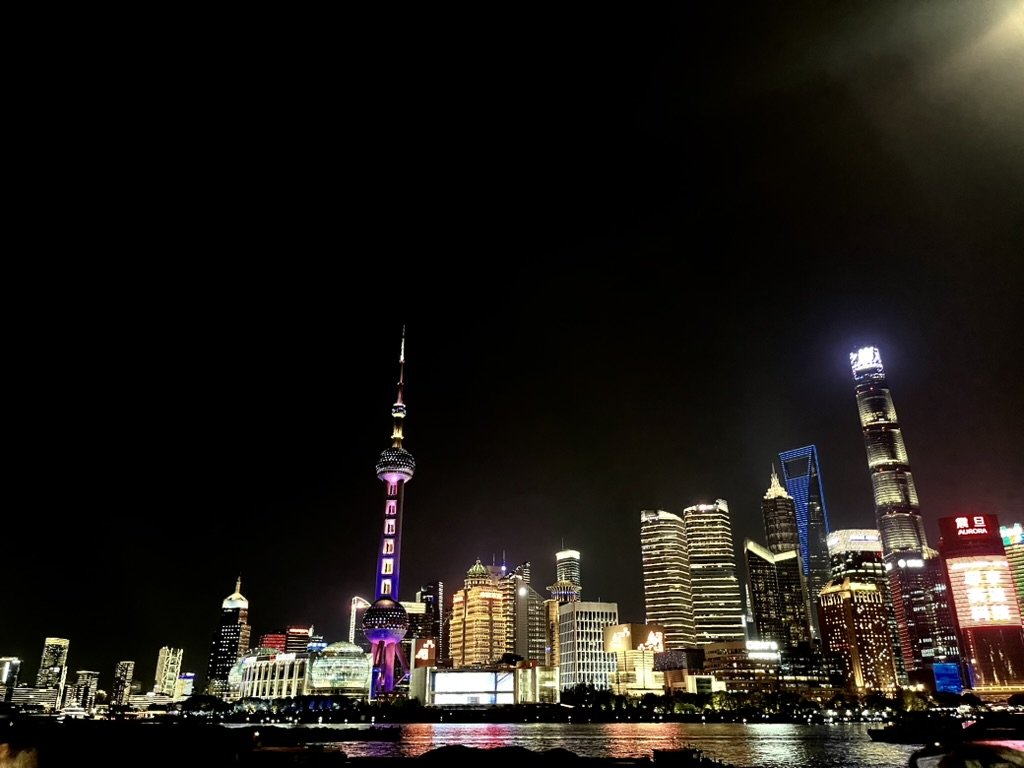 Shanghai City Walk — What I Got Wrong and What I'd Do Differently 上海外灘夜景與陸家嘴天際線,東方明珠塔、上海中心大廈等地標在夜晚燈光下的城市景觀