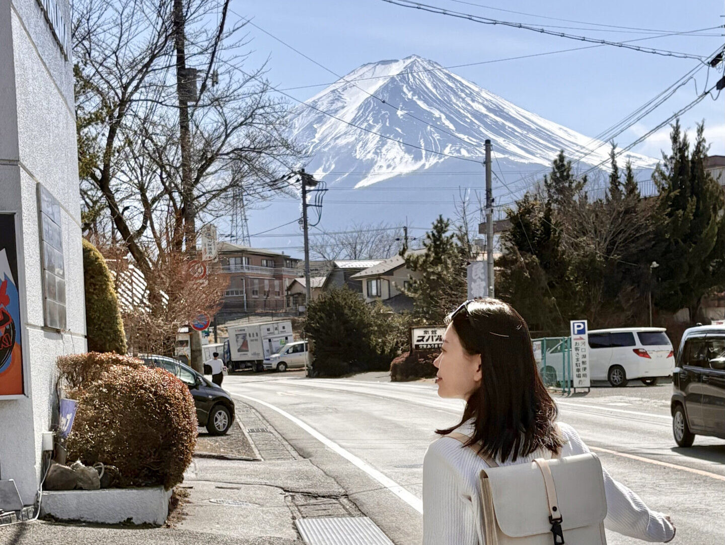 大眾運輸版富士山自由行|3 天 2 夜實走紀錄 河口湖街道散步途中回望富士山,大眾運輸自由行的慢步調旅遊畫面