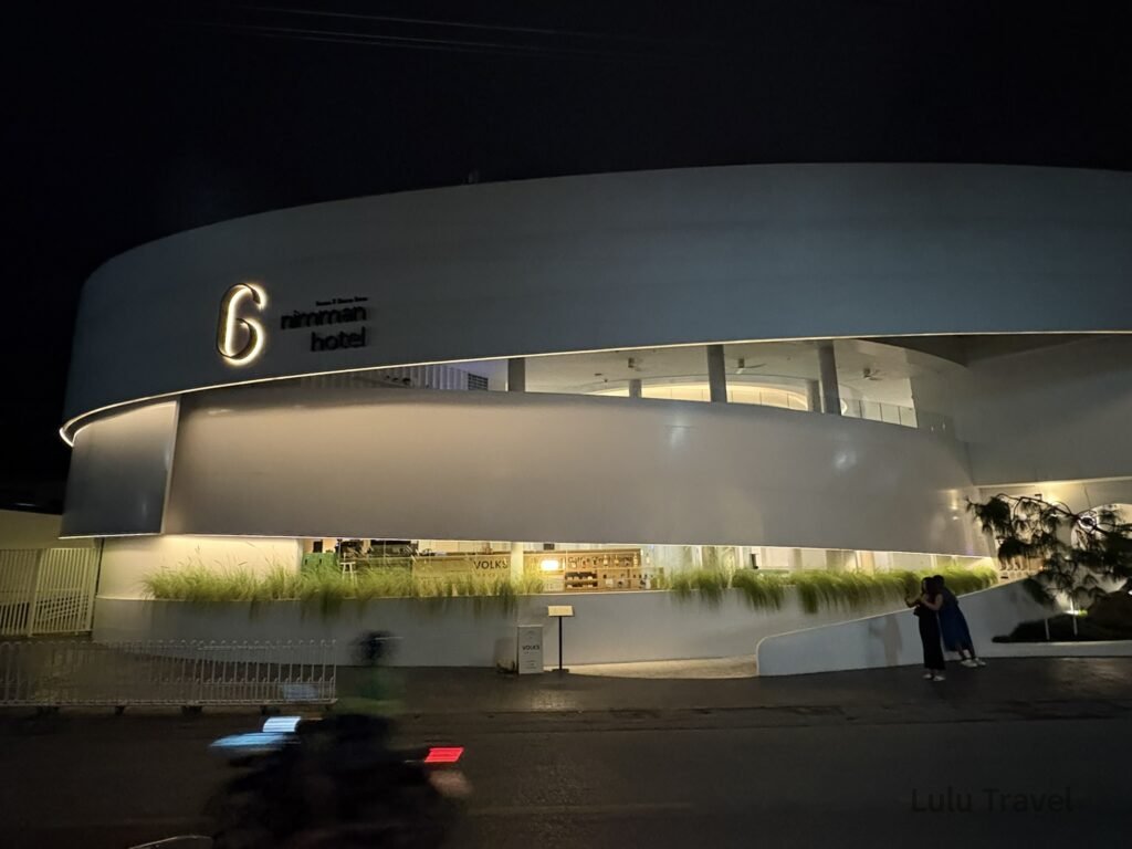 清邁自由行的第一站：設計旅店夜景，現代白色弧形建築外觀與柔和燈光