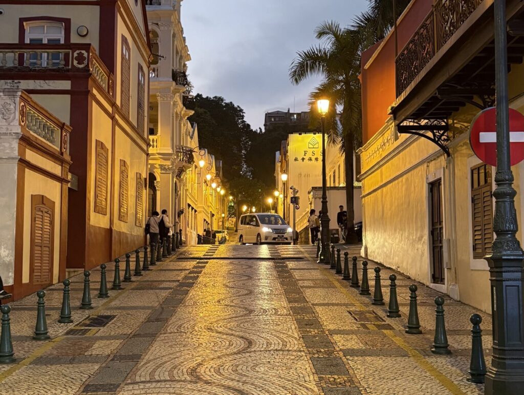 澳門夜晚石板街道與葡式建築，昏黃路燈下的安靜老城氛圍