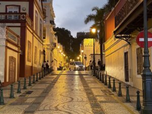 澳門夜晚石板街道與葡式建築，昏黃路燈下的安靜老城氛圍