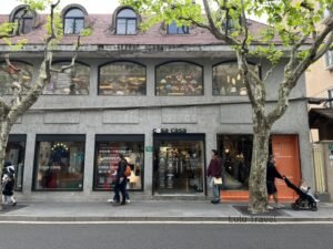 上海 City Walk| 1 次自由行散步體驗 上海城市漫步會看見街頭林蔭大道旁的 casa casa 店面外觀,灰色建築立面搭配大片窗景