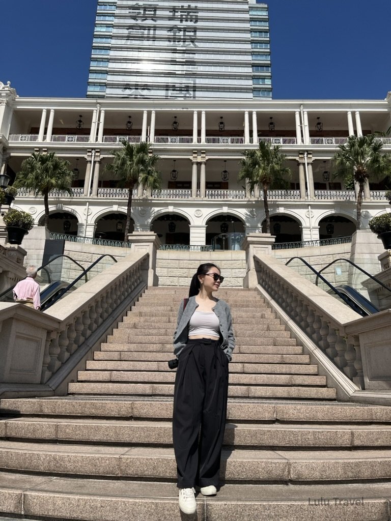 Hong Kong Trip Beyond the Surface: A Strategic 4-Day Itinerary 澳門城市街景,旅人站在階梯前,背景為歐式殖民風格建築與現代高樓並存的城市景觀