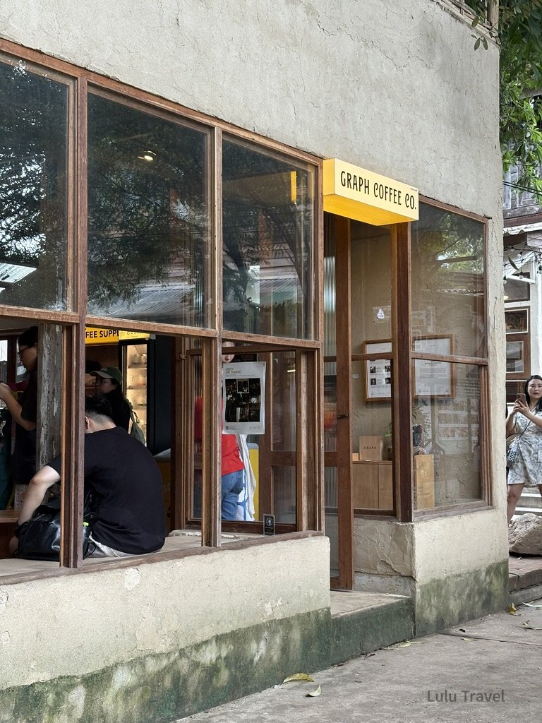清邁 藝術村 Baan Kang Wat 內的 Graph Coffee 咖啡廳外觀，老屋改造空間結合木窗與自然光，是清邁知名文青咖啡店與散步景點