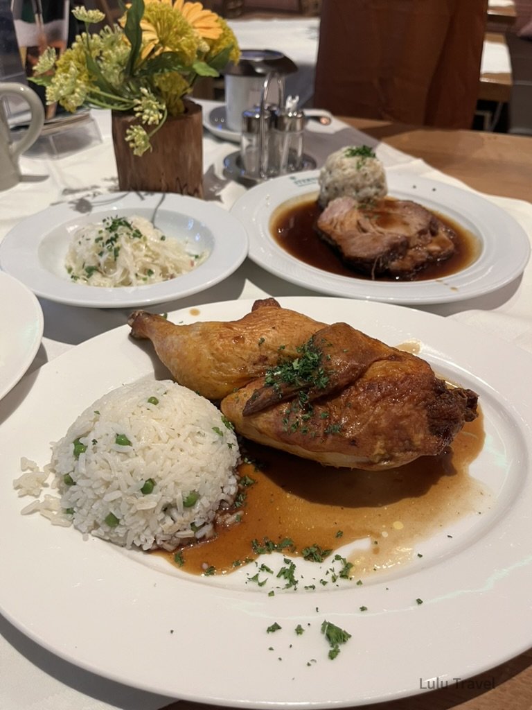 Traveling Europe with Elderly Family — Planning Logic and Honest Reflections 奧地利薩爾斯堡餐廳的經典主餐,烤雞腿搭配白飯與濃郁肉汁