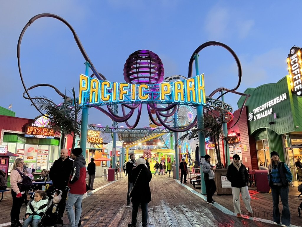 First Time in the US West Coast— Business Trip That Became a Road Trip 洛杉磯聖莫尼卡碼頭(Santa Monica Pier)標誌性的摩天輪與太平洋樂園,展現經典的美西海濱渡假氛圍。