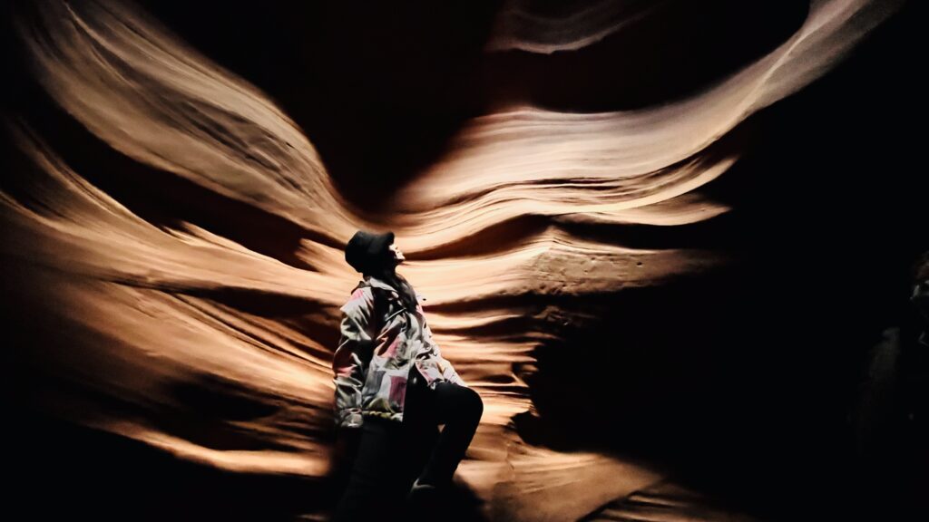 First Time in the US West Coast— Business Trip That Became a Road Trip 亞利桑那州下羚羊峽谷(Antelope Canyon)獨特的紅砂岩波浪紋理,自然光線穿透狹縫呈現迷人的流動質感與光影。