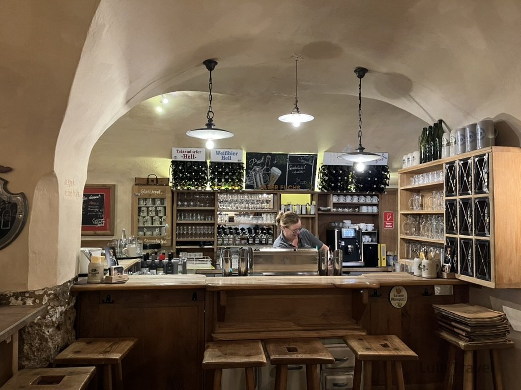Traveling Europe with Elderly Family — Planning Logic and Honest Reflections 奧地利薩爾斯堡老城區餐廳內部,拱形天花與木質吧台的溫暖用餐空間