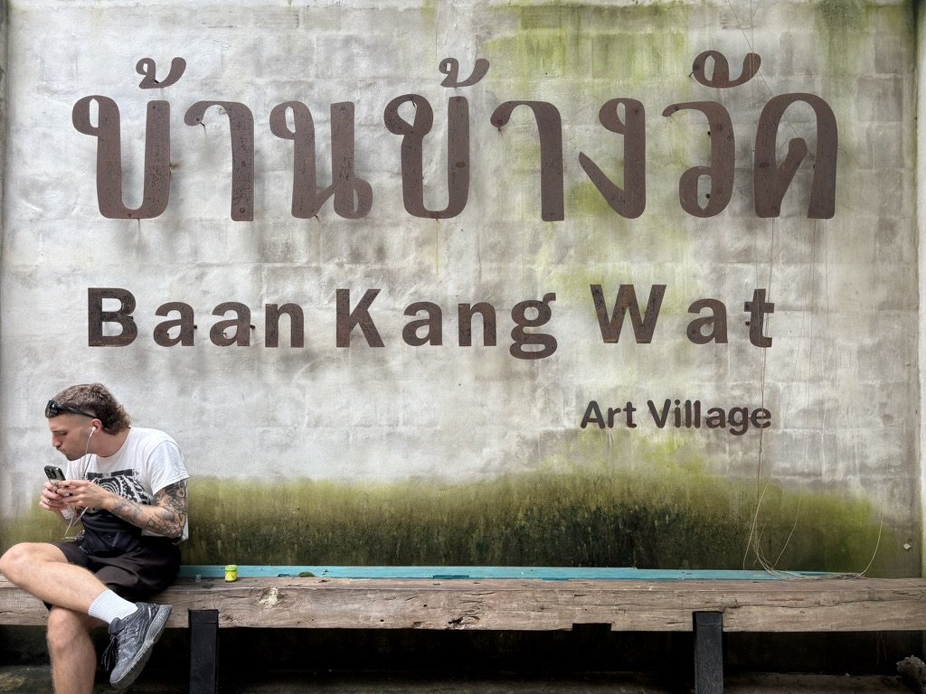 清邁 Baan Kang Wat Art Village 藝術村入口，水泥牆面與手作氛圍濃厚，是清邁必訪的文青景點與創意聚落