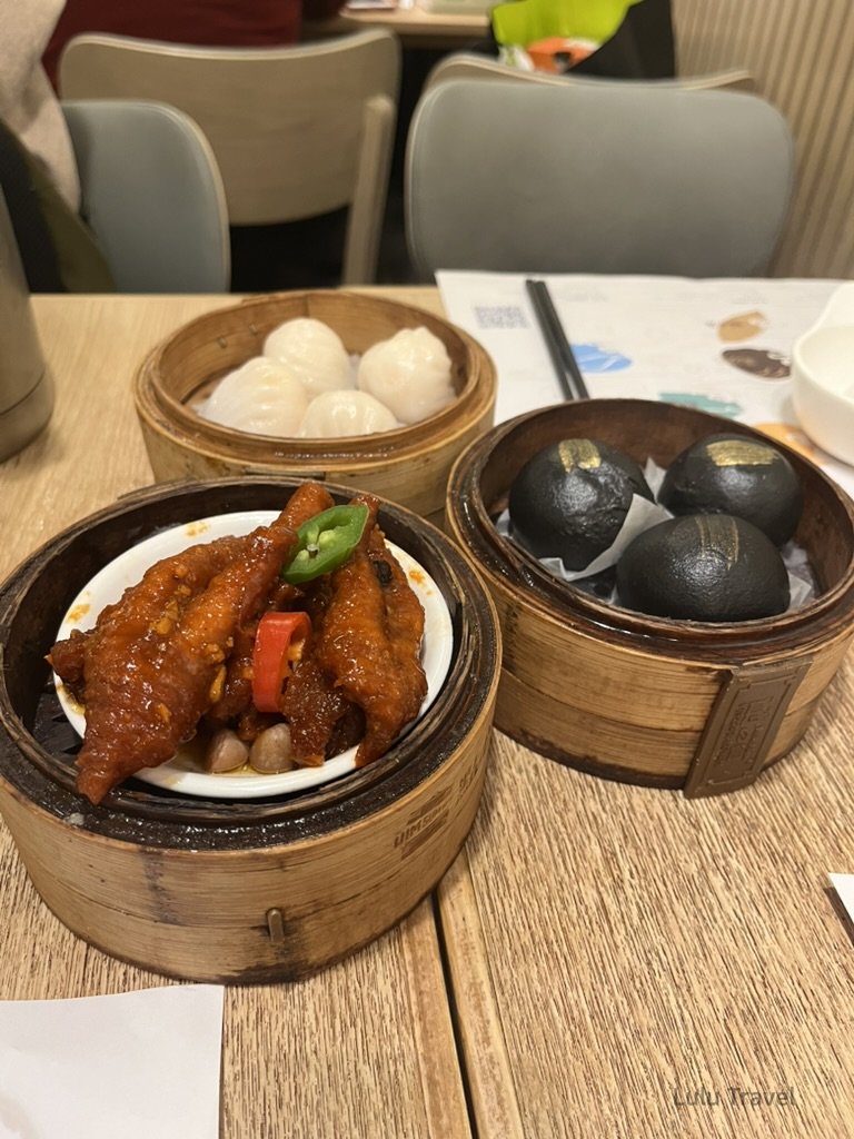 Hong Kong Trip Beyond the Surface: A Strategic 4-Day Itinerary 香港茶樓點心,多款傳統港式點心擺放於竹蒸籠中