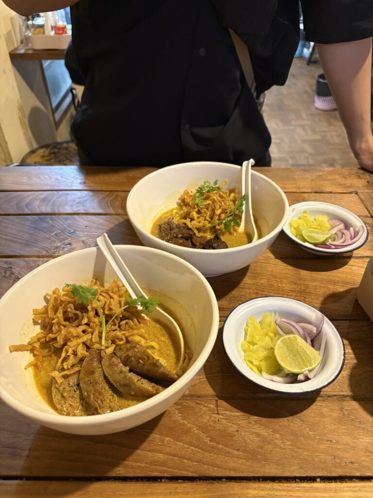 清邁 美食 Kao Soi Nimman 泰北咖哩麵，濃郁咖哩湯頭搭配酥脆炸麵與肉片，佐洋蔥與檸檬，是清邁必吃的北泰經典料理