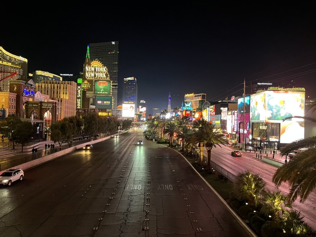 First Time in the US West Coast— Business Trip That Became a Road Trip 拉斯維加斯大道(Las Vegas Strip)璀璨夜景,包含噴泉水池、巴黎飯店艾菲爾鐵塔縮影與華麗的建築霓虹。