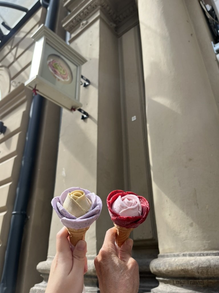 Traveling Europe with Elderly Family — Planning Logic and Honest Reflections 在布達佩斯街頭品嚐玫瑰花形冰淇淋,兩人手持拍照的旅途片刻