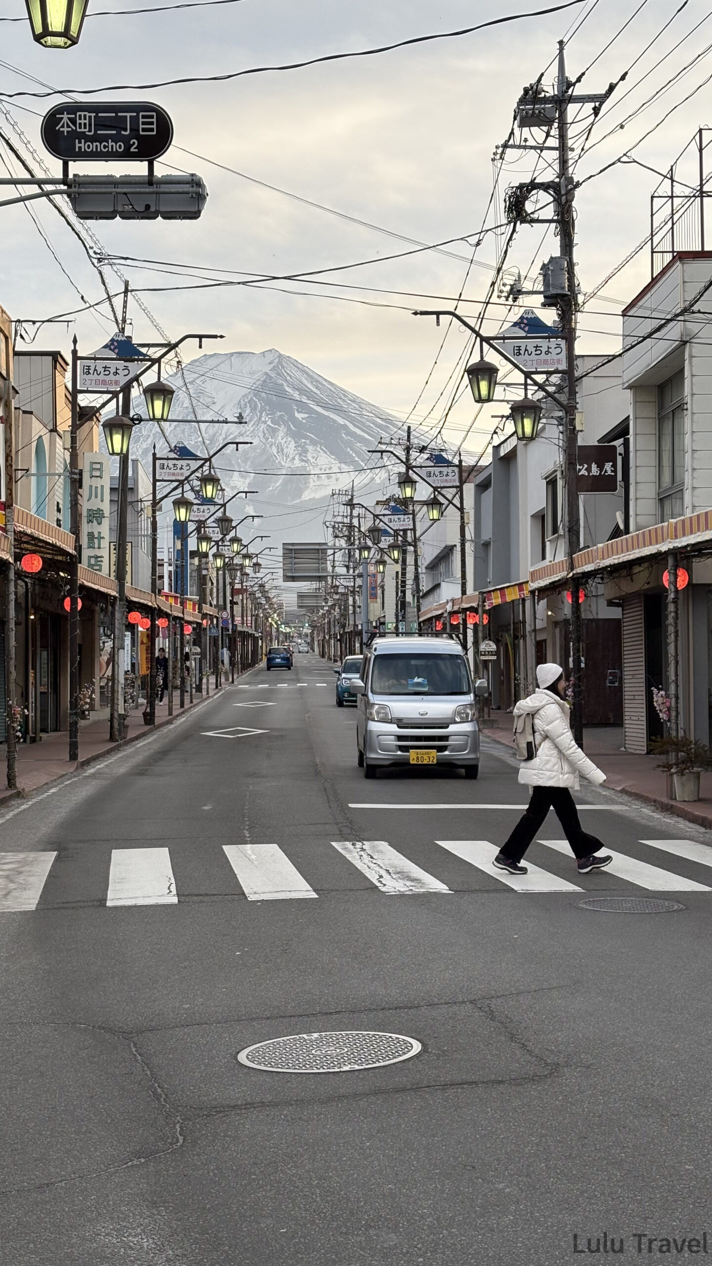 大眾運輸版富士山自由行|3 天 2 夜實走紀錄 河口湖本町二丁目街道橫越斑馬線,遠方富士山雪景入鏡,日常感十足的富士山自由行散步路線