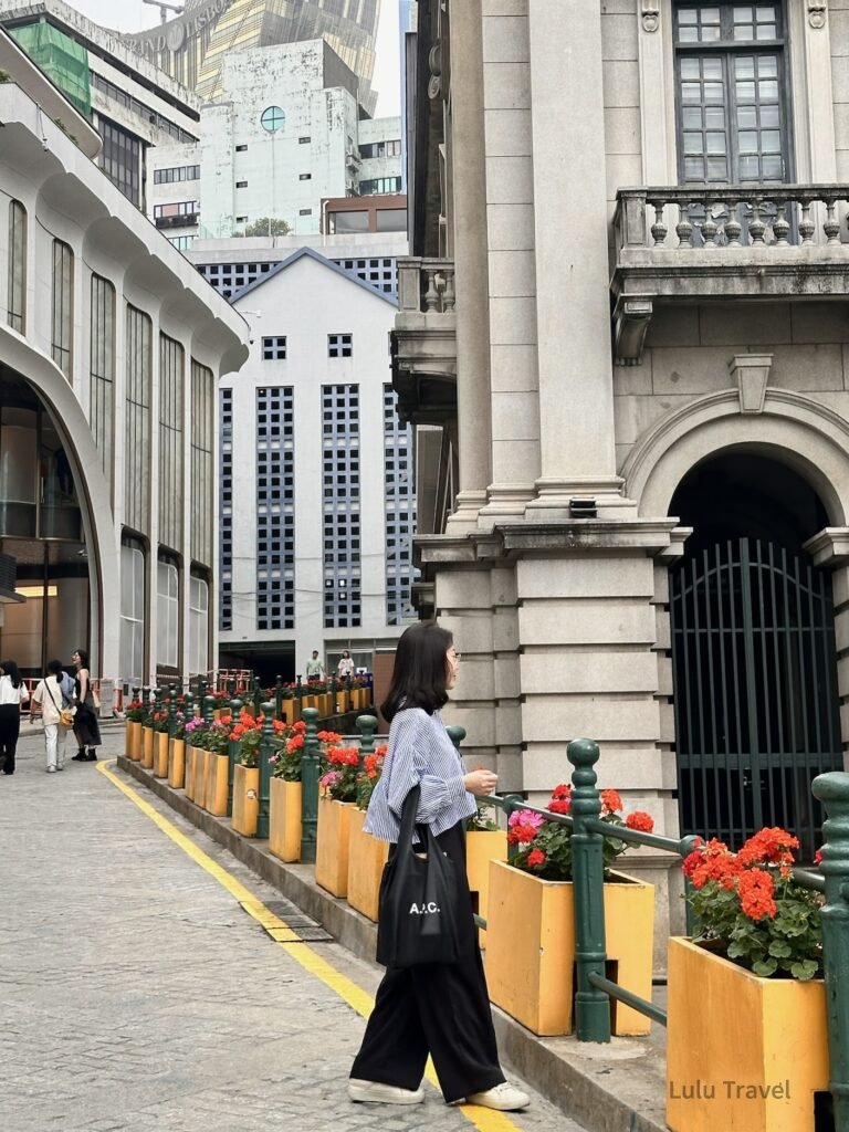 桃園機場免費淋浴|沒有機票也能使用?實際體驗心得 澳門街景隨拍,人物走在拱門建築旁的人行道,花槽與歐式建築形成城市日常風景
