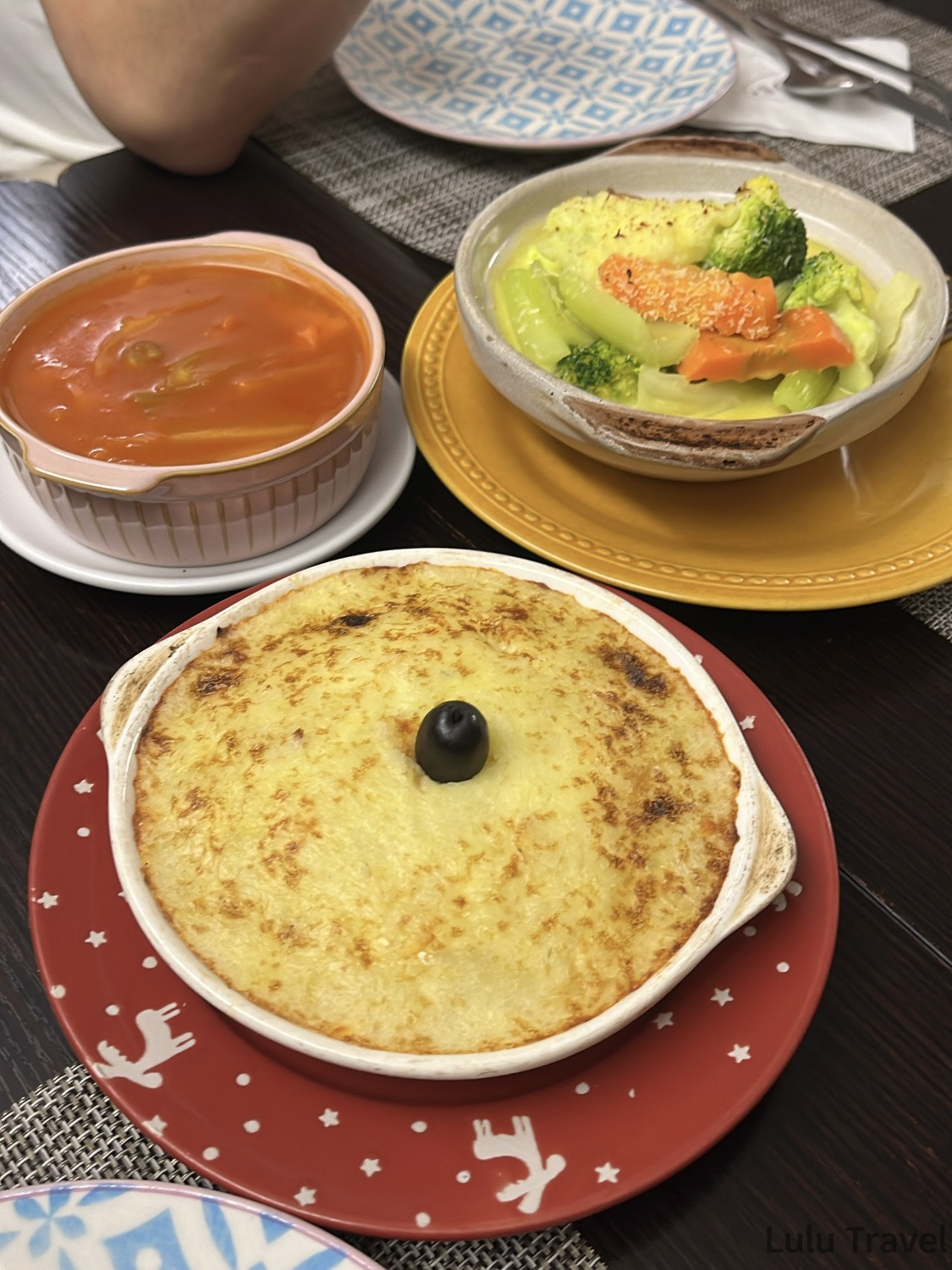 Accidental Macau Travel: A Spontaneous 2-Day Macau Self-Guided Itinerary 澳門葡式料理晚餐,前景為葡式焗馬鈴薯泥配黑橄欖,後方為番茄湯與清炒蔬菜