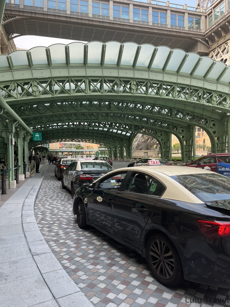 Accidental Macau Travel: A Spontaneous 2-Day Macau Self-Guided Itinerary 澳門巴黎人酒店外的計程車招呼站,綠色雕花金屬雨棚下停靠著一排黑白色計程車。