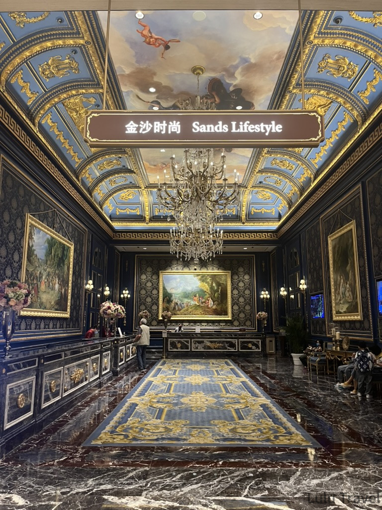 Accidental Macau Travel: A Spontaneous 2-Day Macau Self-Guided Itinerary 澳門倫敦人走廊深藍配金歐式裝潢,天頂繪有古典壁畫,水晶吊燈與大幅油畫對稱排列