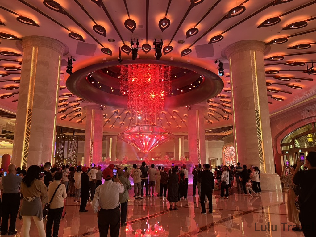 Accidental Macau Travel: A Spontaneous 2-Day Macau Self-Guided Itinerary 澳門銀河酒店水晶大堂紅色燈光表演,圓形吊燈裝置從天頂垂下,四周旅客圍觀拍照