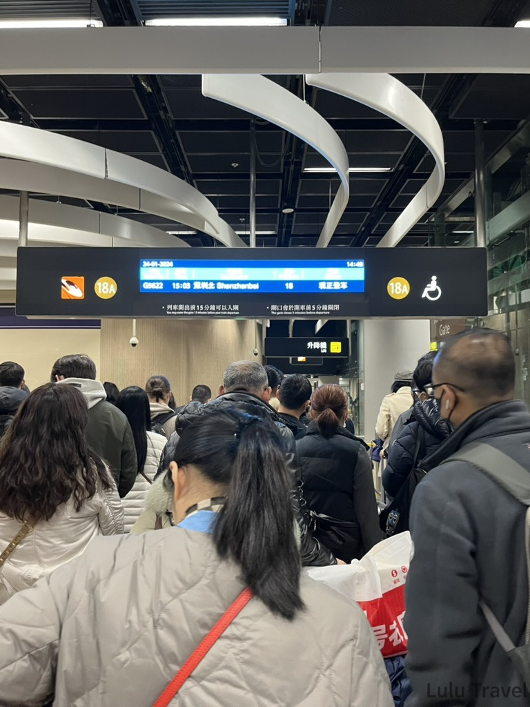 中國出差|深圳的震撼反差與義烏意外挖到的免費景點 從香港西九龍站搭高鐵前往深圳北的出發月台,電子看板顯示 G9622 次列車資訊,候車旅客密集排隊等待進站