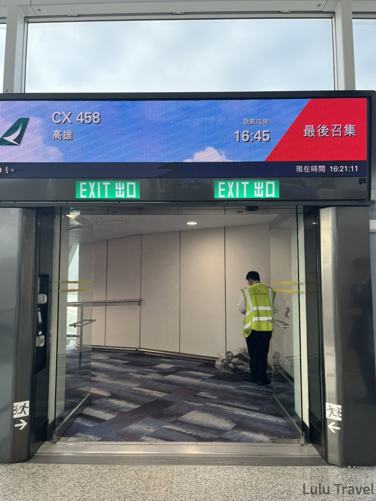 香港機場登機口螢幕顯示 CX458 高雄班機「最後召集」，現在時間 16:21