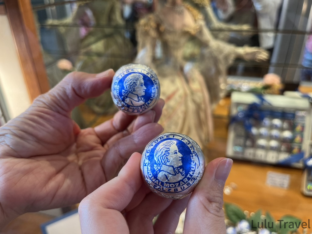 Salzburg Travel Guide — 5 Highlights and Why It's More Than a Mozart Stopover 薩爾斯堡伴手禮莫扎特巧克力球 Mozartkugel,藍銀色錫箔包裝印有莫扎特側臉肖像