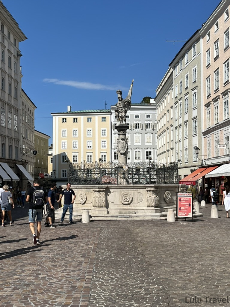 Salzburg Travel Guide — 5 Highlights and Why It's More Than a Mozart Stopover 薩爾斯堡老城廣場 Alter Markt,中央矗立巴洛克風格雕塑噴泉,四周被歷史建築圍繞