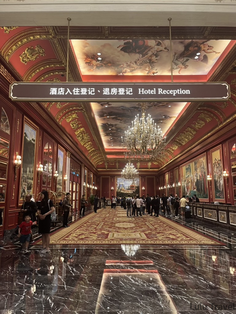 Accidental Macau Travel: A Spontaneous 2-Day Macau Self-Guided Itinerary 澳門倫敦人酒店深紅配金大廳,對稱掛畫與水晶吊燈構成富麗堂皇的歐式宮廷風格走廊
