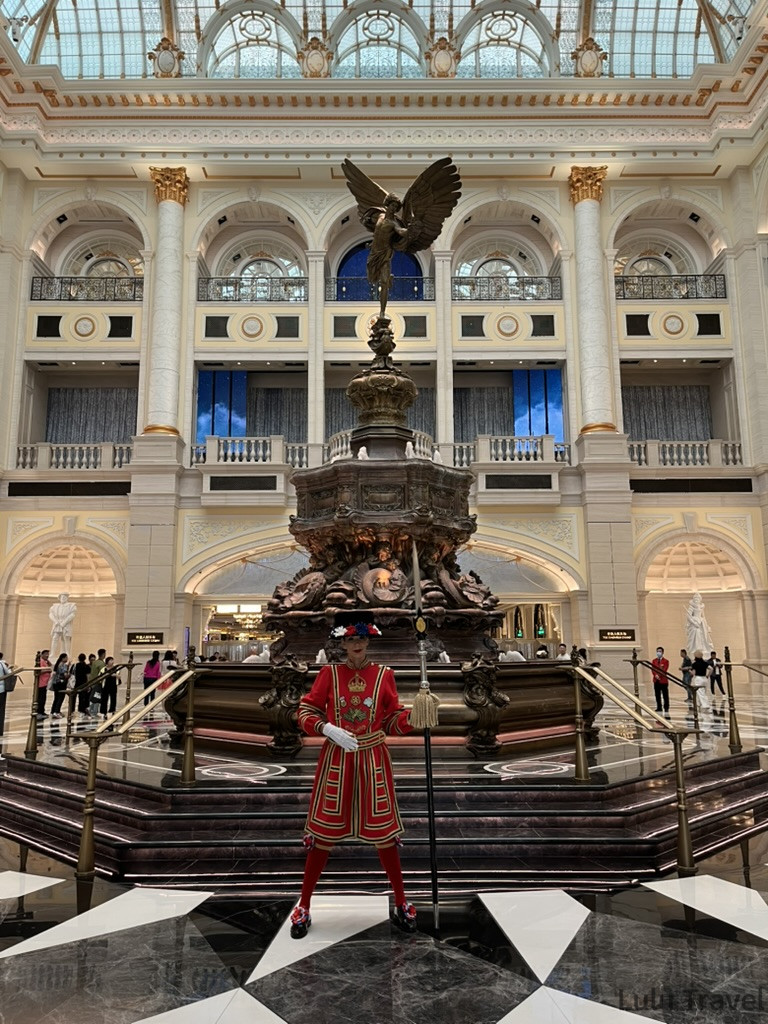 Accidental Macau Travel: A Spontaneous 2-Day Macau Self-Guided Itinerary 澳門倫敦人酒店大廳,身著英國禁衛軍紅色制服的工作人員站在鑄鐵雕塑前