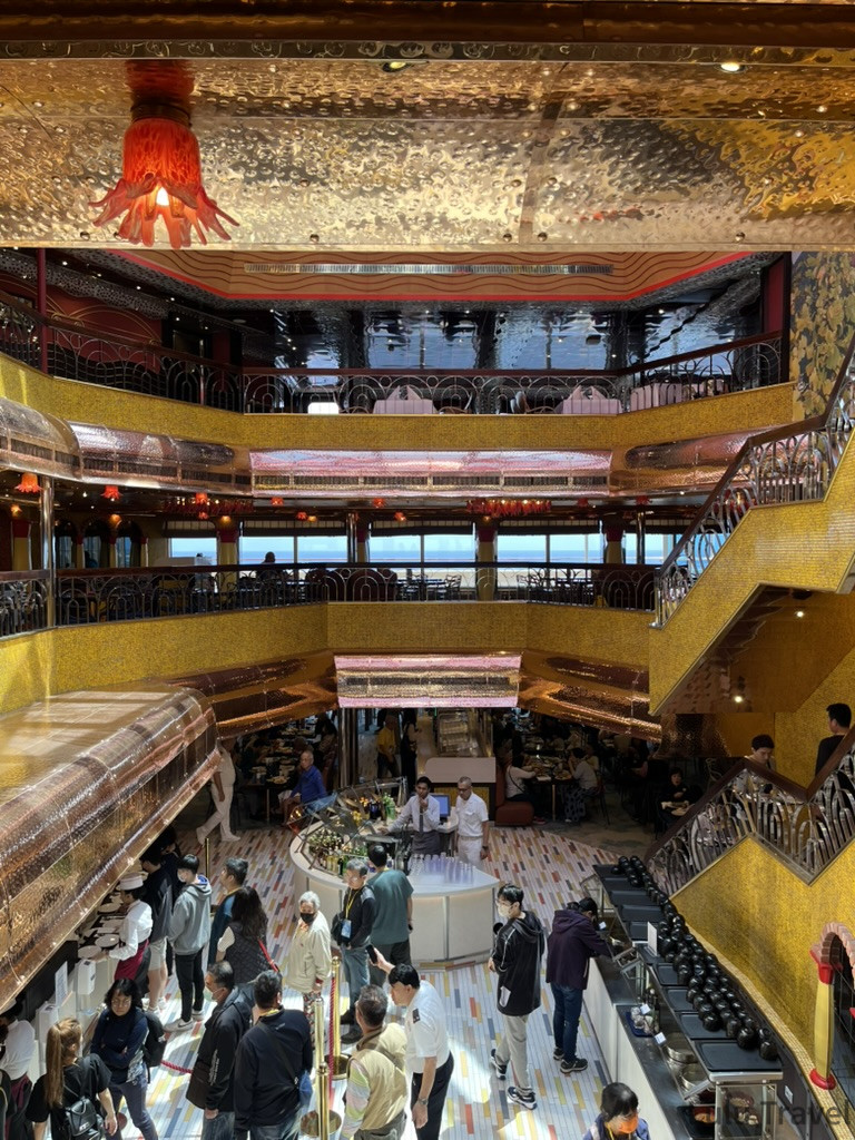 歌詩達莎倫娜號郵輪金碧輝煌的自助餐廳實況，尖峰用餐時段旅客沿著紅龍排隊取餐，真實呈現船上擁擠的排隊人潮與動線。