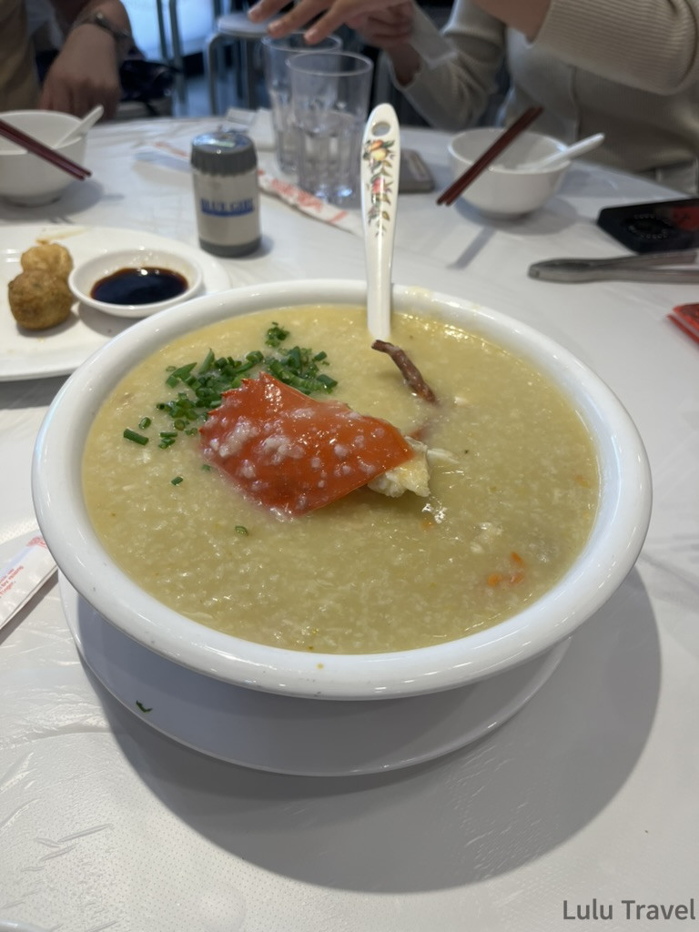 Accidental Macau Travel: A Spontaneous 2-Day Macau Self-Guided Itinerary 澳門官也街附近餐廳的蟹肉粥,整隻蟹鉗置於細滑粥底上,撒蔥花點綴