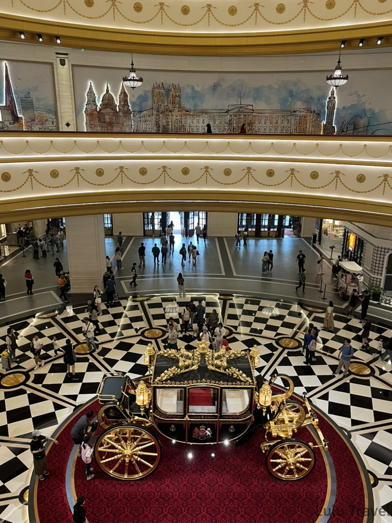Accidental Macau Travel: A Spontaneous 2-Day Macau Self-Guided Itinerary 澳門倫敦人酒店大廳俯瞰,黑白棋盤格地板中央展示金色皇家馬車,四周牆面繪有倫敦地標壁畫