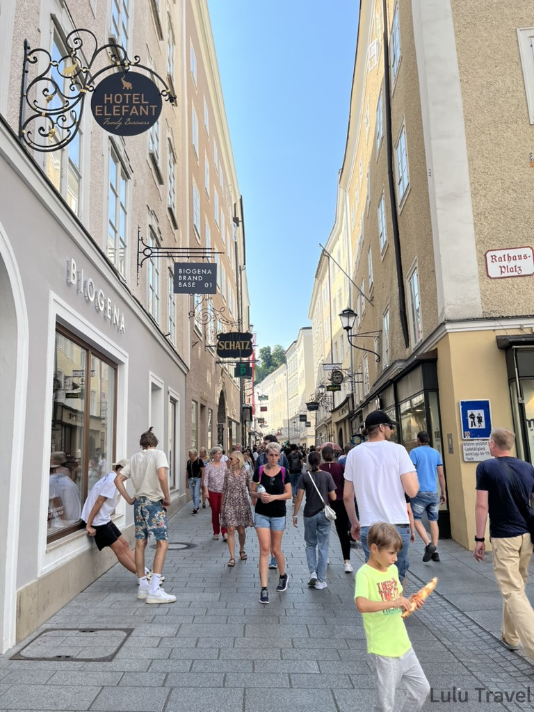 Salzburg Travel Guide — 5 Highlights and Why It's More Than a Mozart Stopover 薩爾斯堡旅遊必逛 Getreidegasse 商業街,兩側歷史建築掛著各式鍛鐵招牌,遊客漫步其間